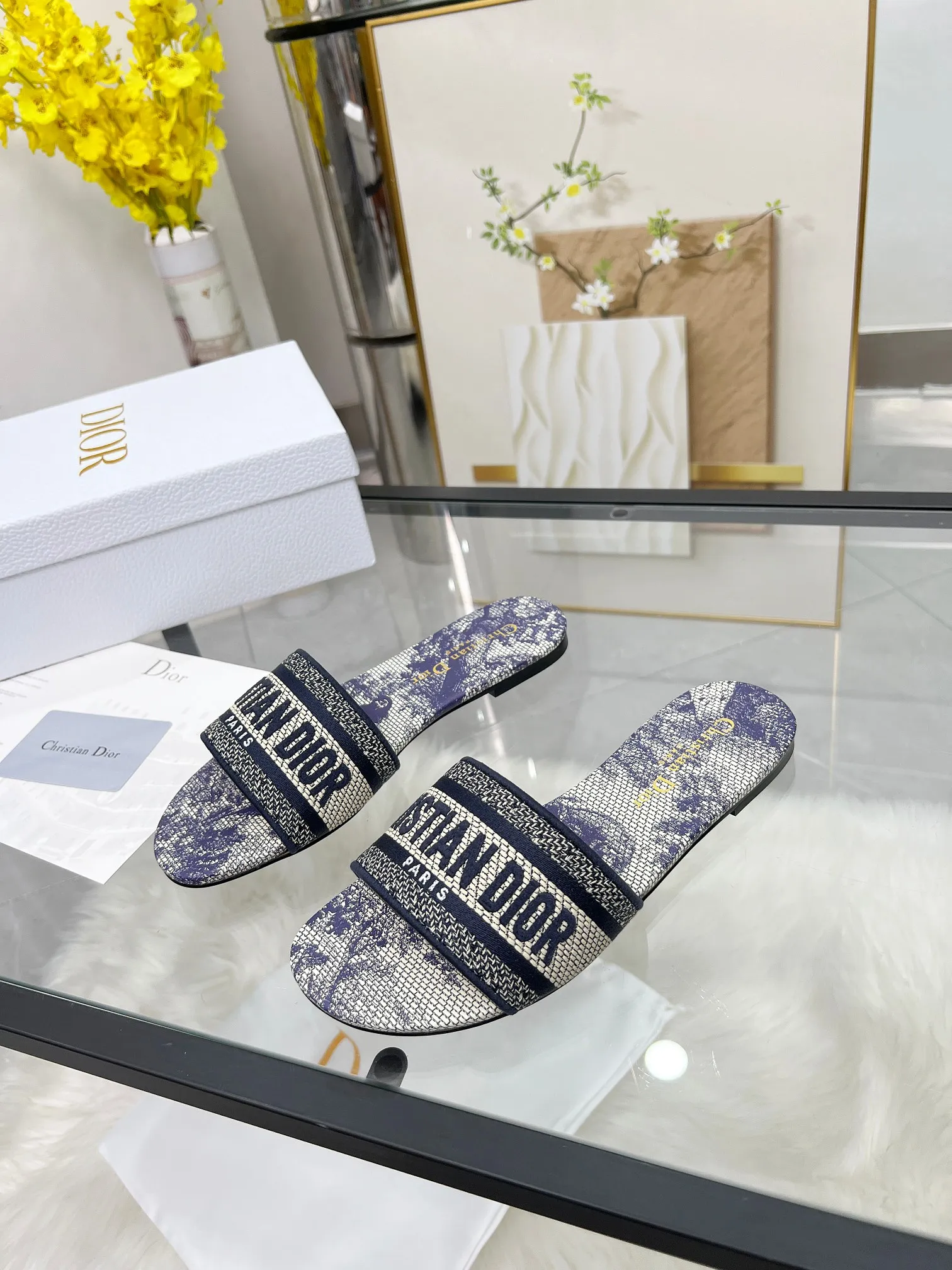 💕💕Factory direct selling price p300💕💕 Genuine leather sole +30 CD•Dior women's presbyopic embroidered leather sole slippers Christian Dior has always been synonymous with magnificence and elegance, and has always been at the top of the fashion palace👍 What is particularly worth mentioning is: the embroidered sole 👟👟 pattern reproduces one of the cherished symbols of Christian Dior✅ More than a hundred colors to choose from ◽️️Upper: Selected top-quality embroidered cotton ◽️Inner lining: imported sheepskin ◽Number 35-40 (customized at 41.42.43)